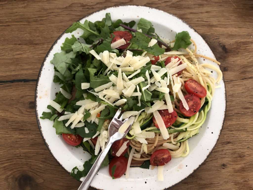 Pastasaus met seizoensgroenten: spaghetti aglio e olio met verse tomaat en pittige sla