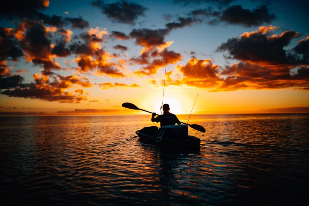 Kano op het water met zonsondergang