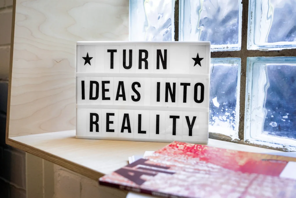 Bord met de motiverende tekst Turn ideas into reality