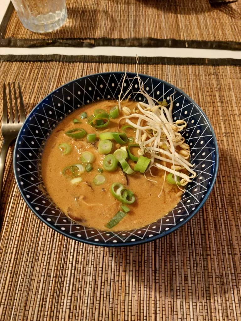 Spicy miso tahini ramen soep