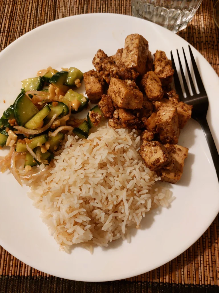 Rijst met crunchy five spice tofu en thaise komkommersalade