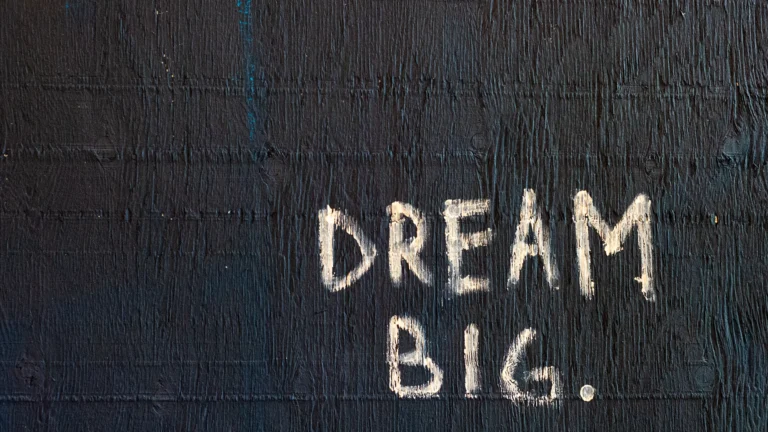 Dream big tekst op zwarte muur