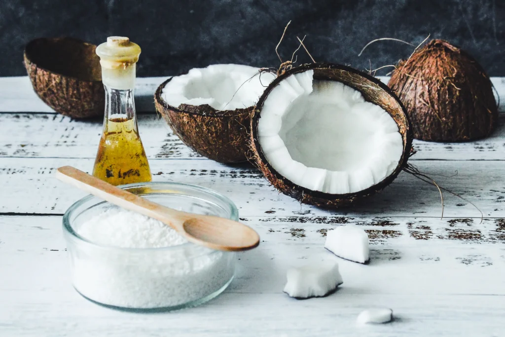 Kokosolie wordt veel als ingrediënt gebruikt in natuurlijke, smeerbare deodoranten