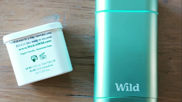 Wild deodorant refill en deo case