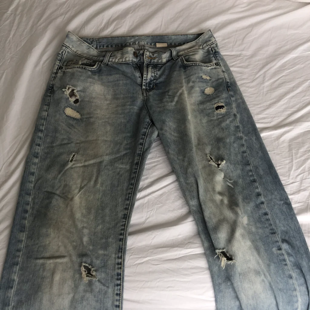Oude jeans met verf vlekken om te upcyclen naar shorts