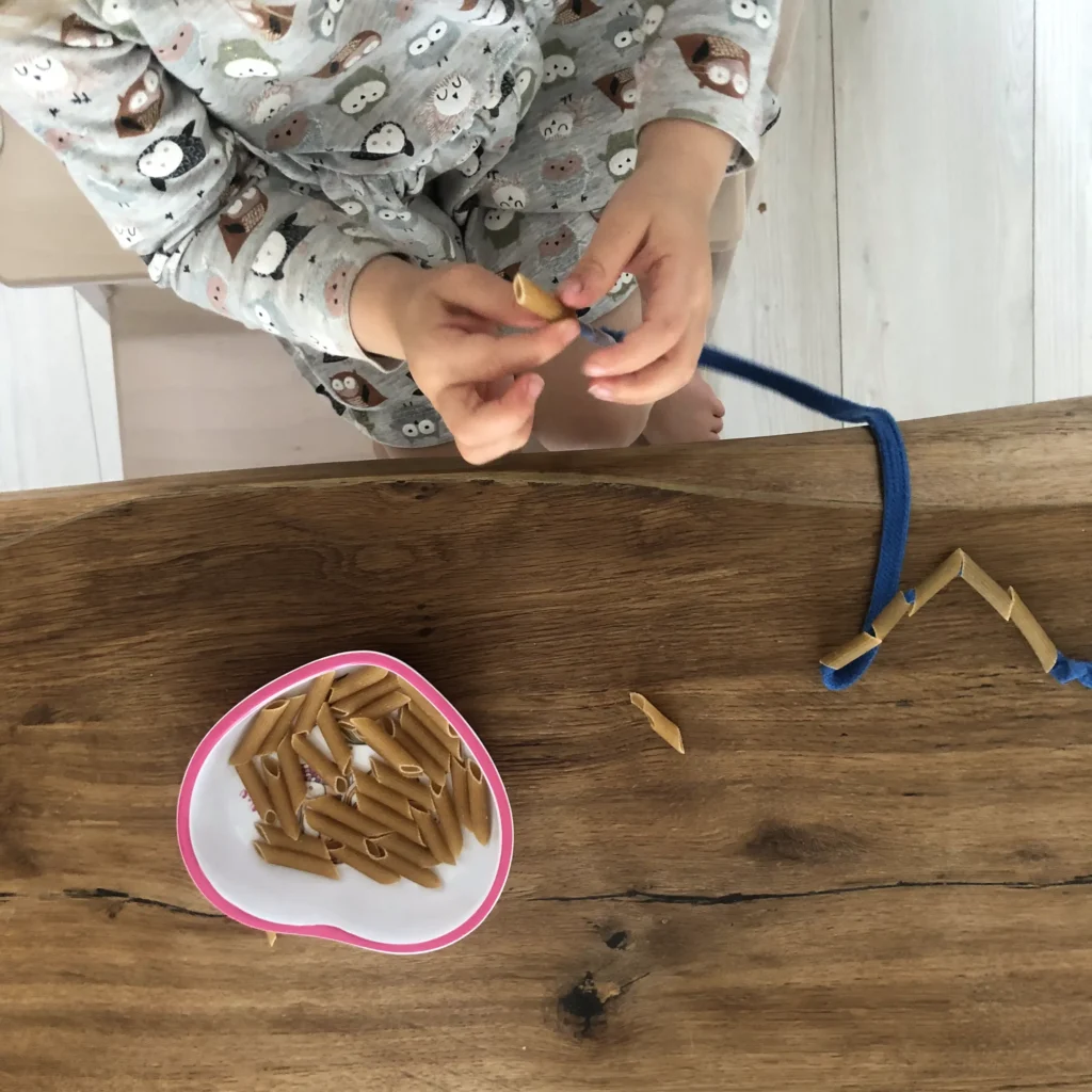 DIY montessori werkje: penne rijgen aan een veter