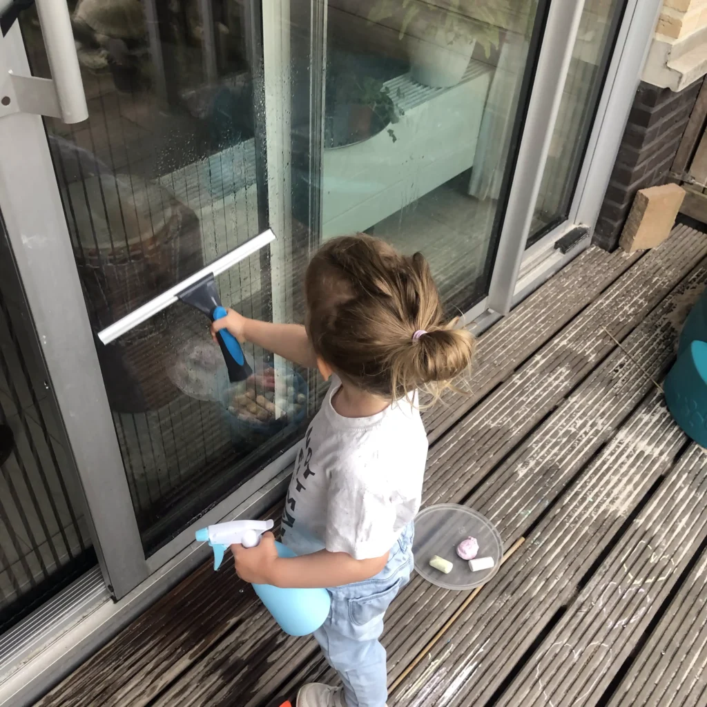 Montessori activiteit voor peuters: de ramen zemen