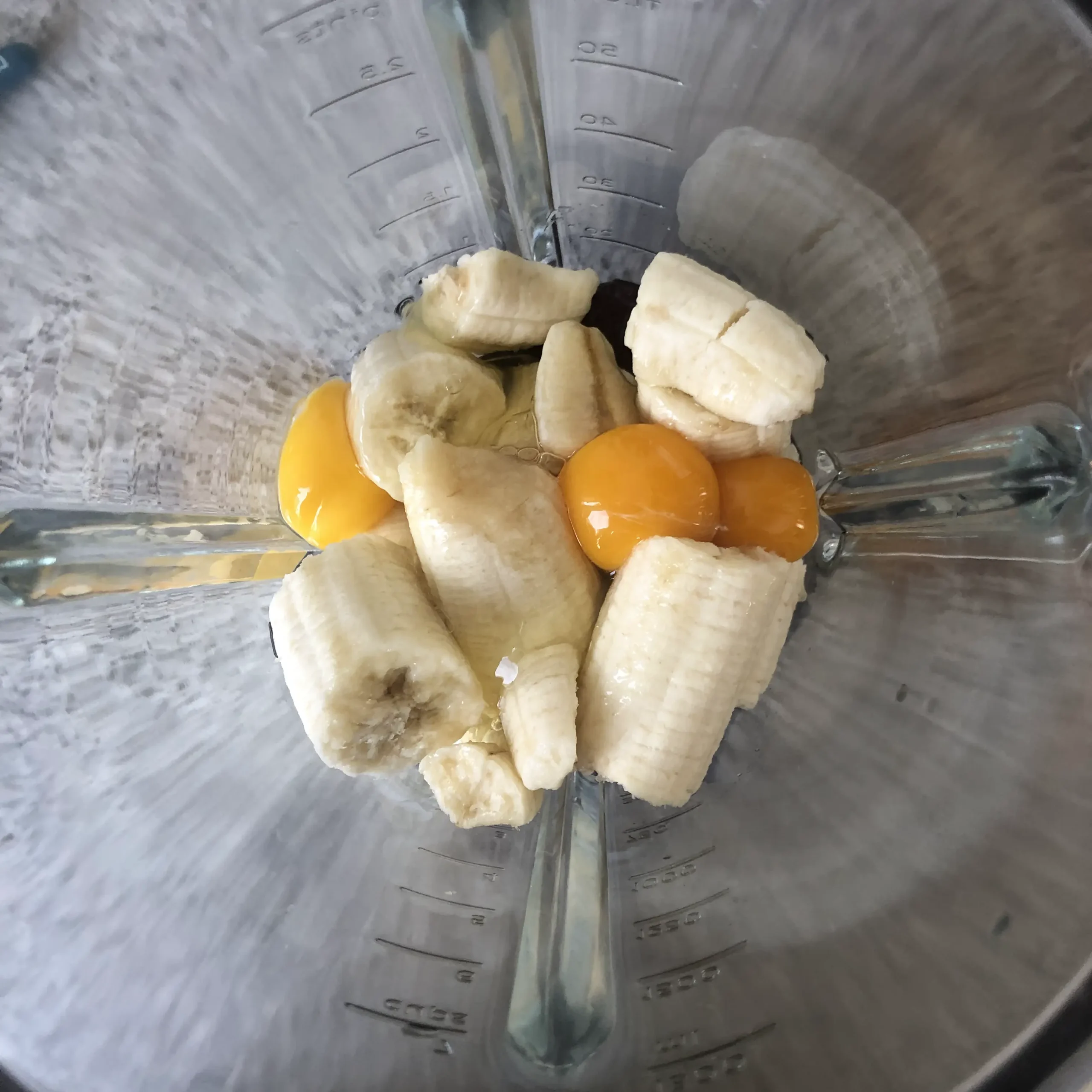 Bananen en eieren in een blender
