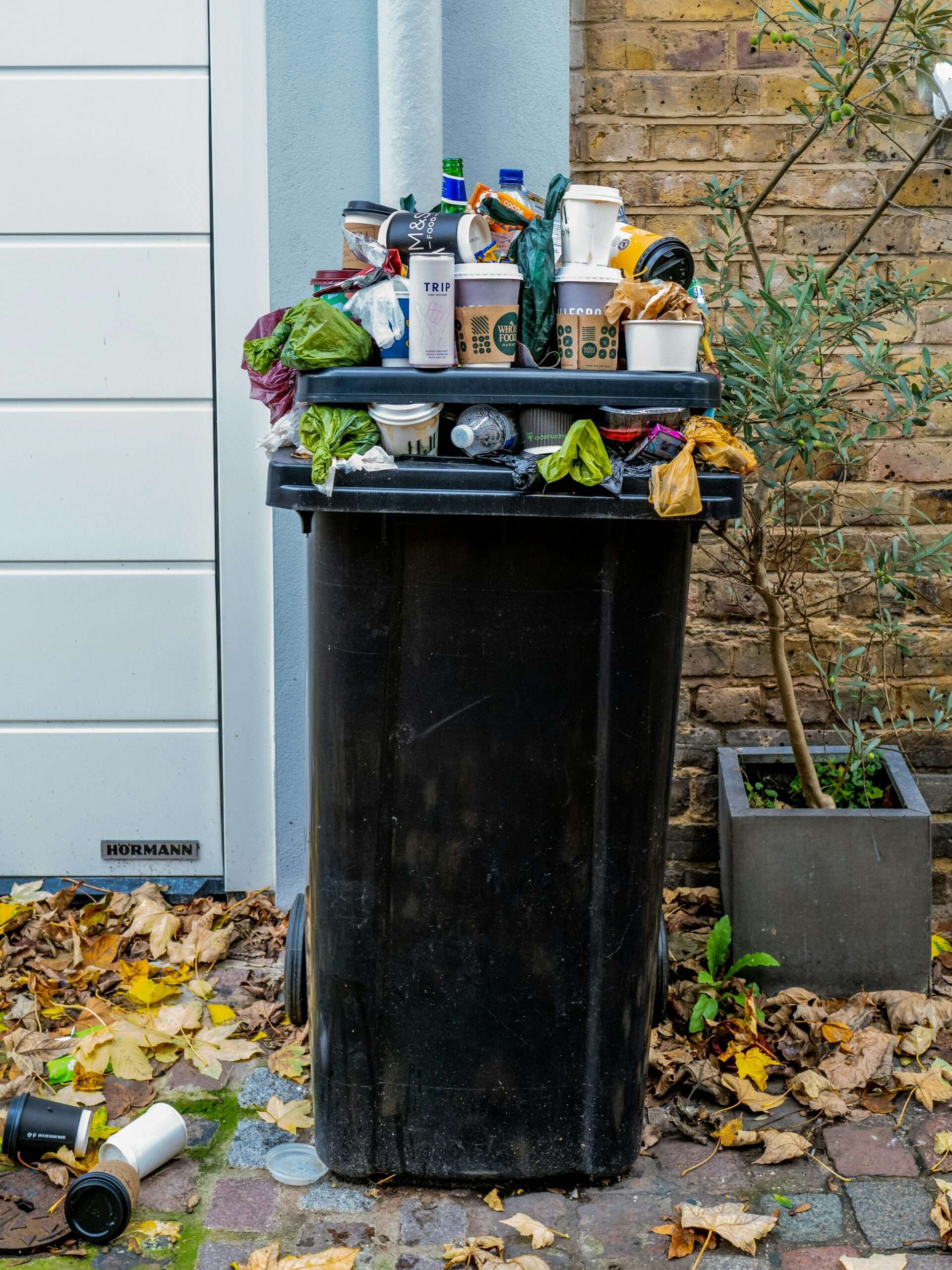 Overvolle vuilnisbak met afval