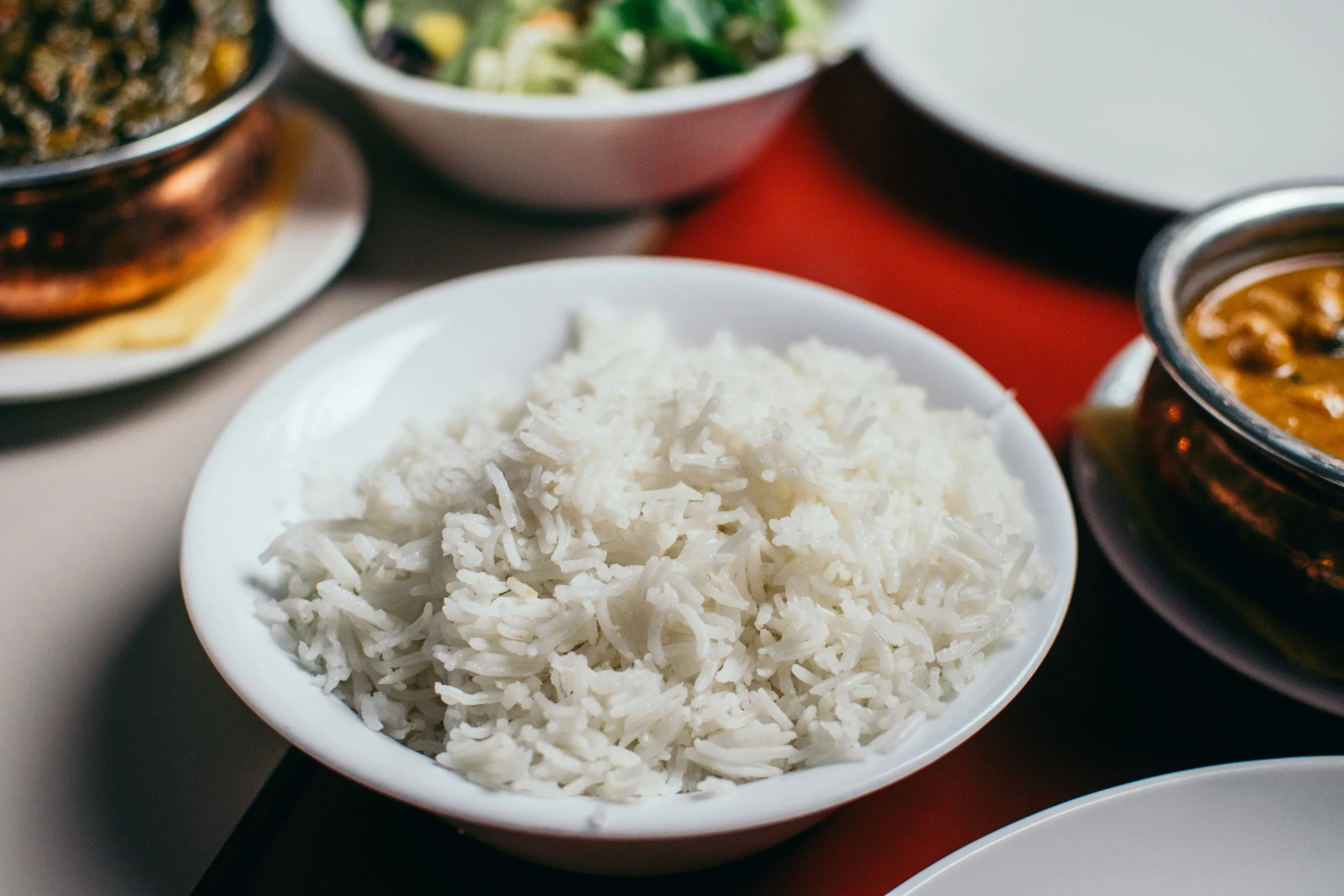 wit bord met gekookte rijst