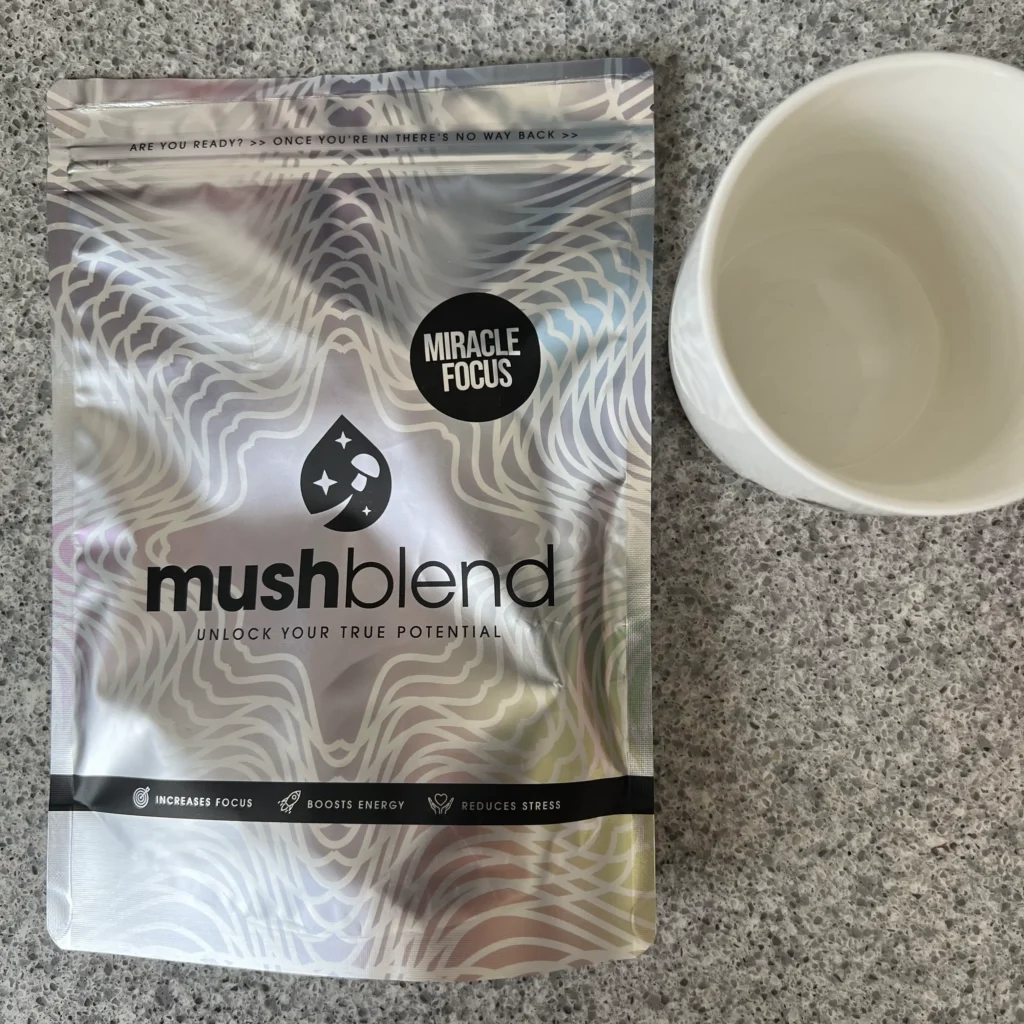 Mushblend verpakking en lege witte mok