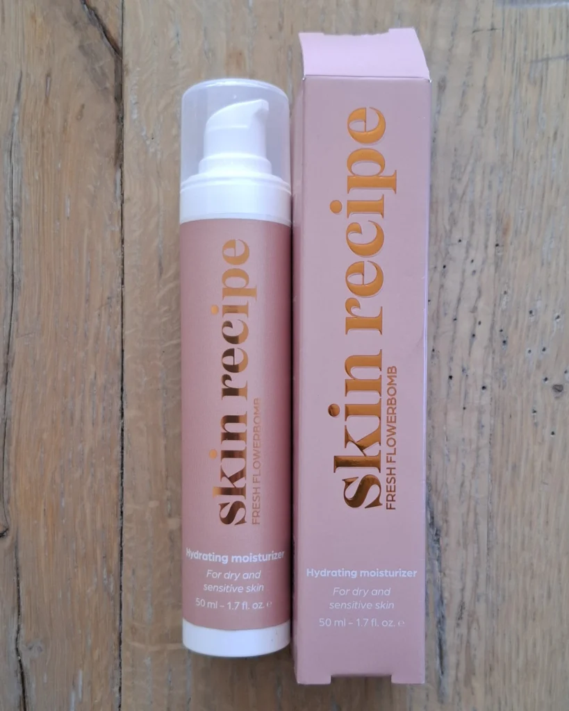 De pompflacon en verpakking van de hydrating moisturizer van Skin Recipe Cosmetics